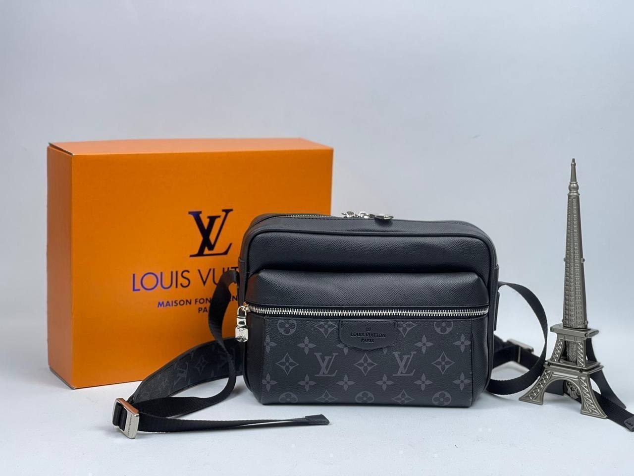 Louis Vuitton Discovery Messenger PM